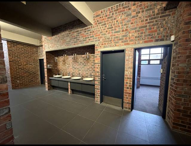 77.70M² BUILDING TO LET IN SALT RIVER